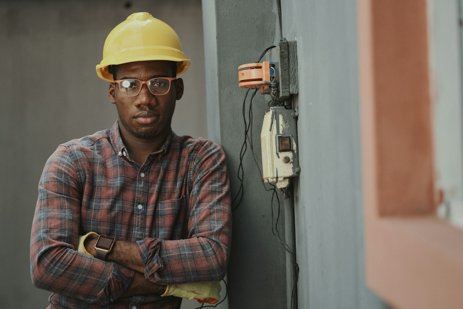 Engenheiro civil em obra de construção — Enhance Angola